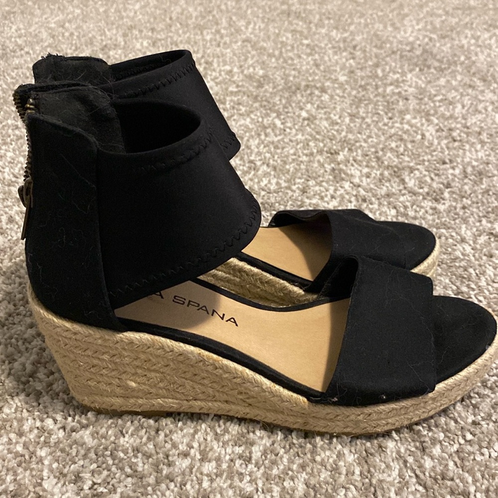Women’s black sandals size 6